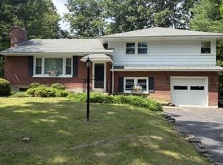 2455 Brookshire Dr, Niskayuna, NY 12309
