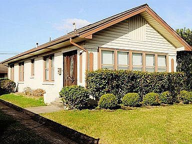 Enjoy living and / or working in this charming unrestricted 30's bungalow that has been updated with all the modern conveniences, while still keeping its Houston Heights charm.