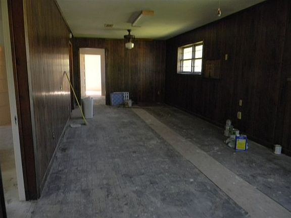 2nd image of 701 E 1st St