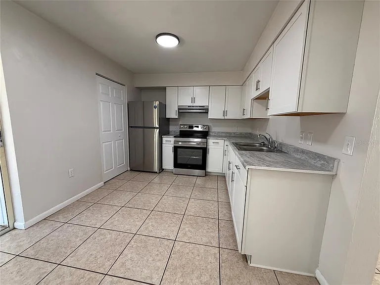 6104 SW 12th Pl — Photo 5