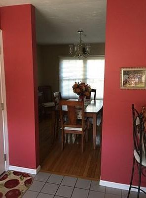 4th image of 610 Thayer St