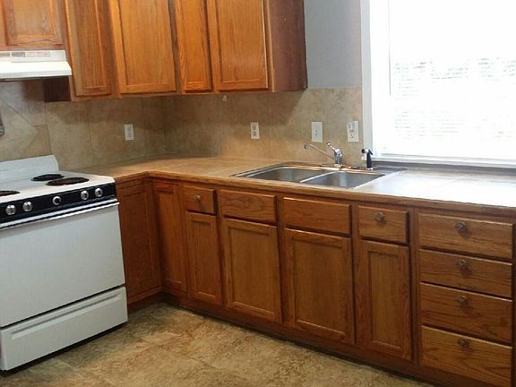 4th image of 1422 Hillcrest Ter