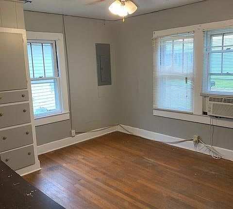 3rd image of 930 W Ash Ave