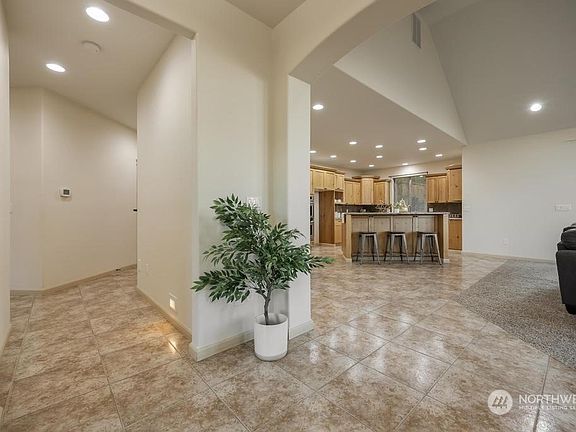 5th image of 245 Edgewood Drive