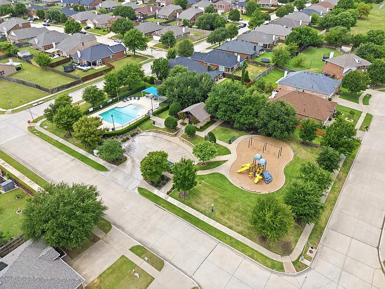 1002 Zachary Dr — Photo 24