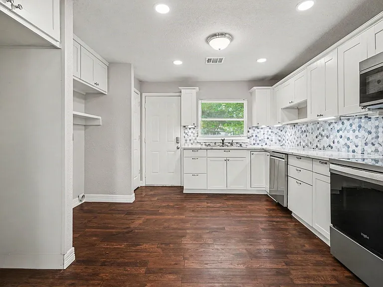 702 E Republic Ave — Photo 4