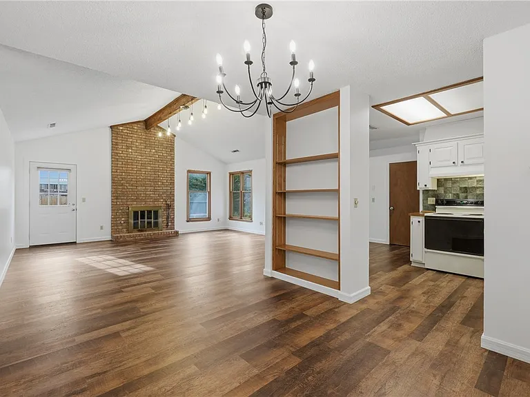 909 W Linden St — Photo 10