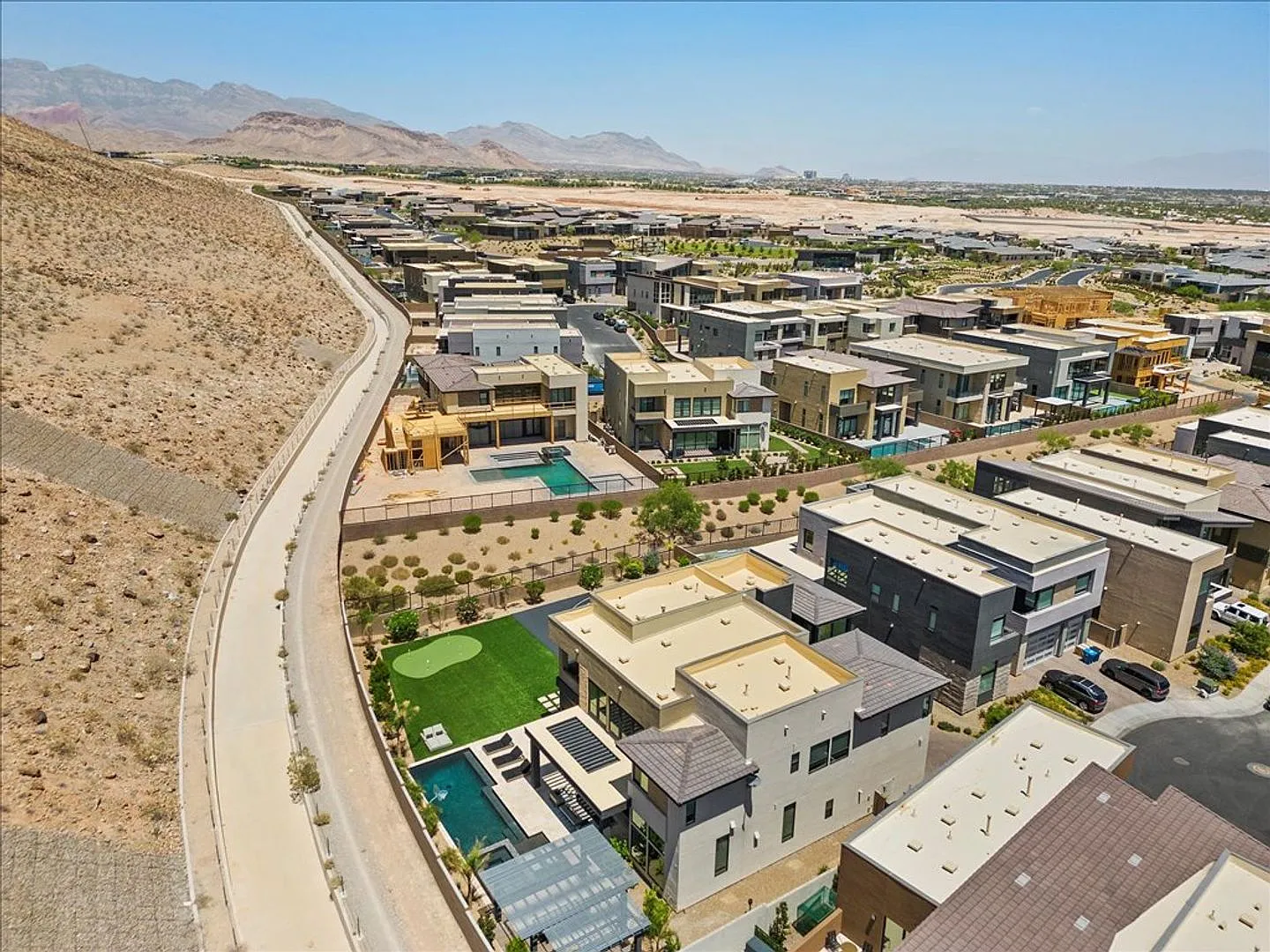 Mesa Ridge Luxury Oasis Earth Hues — Photo 2