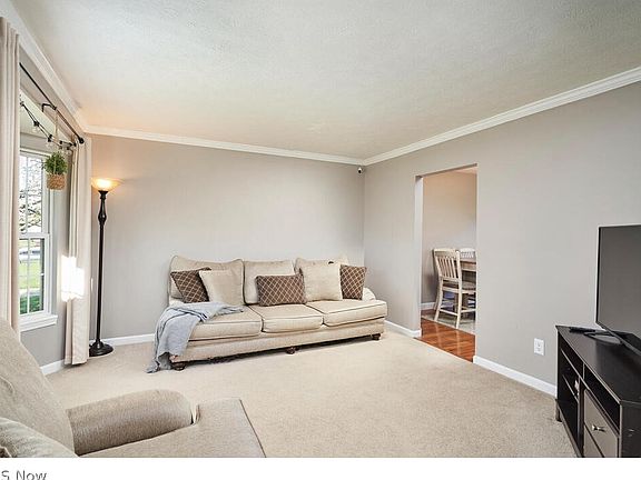 2nd image of 837 Grove Ln
