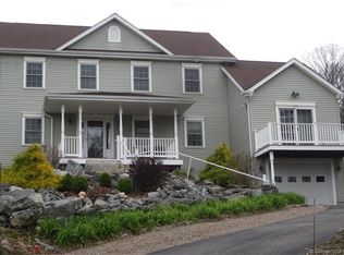 16 Center St #A, Waterford, CT 06385
