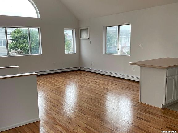 3rd image of 715 E Walnut St
