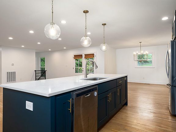 3rd image of 3415 Hillway Dr
