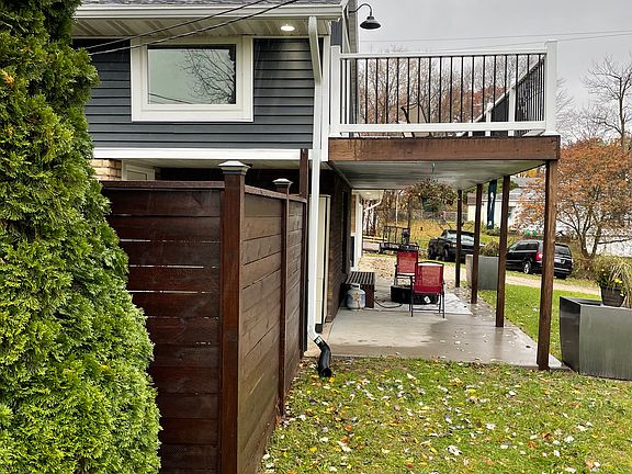 2nd image of 776 Kornoelje Dr NE