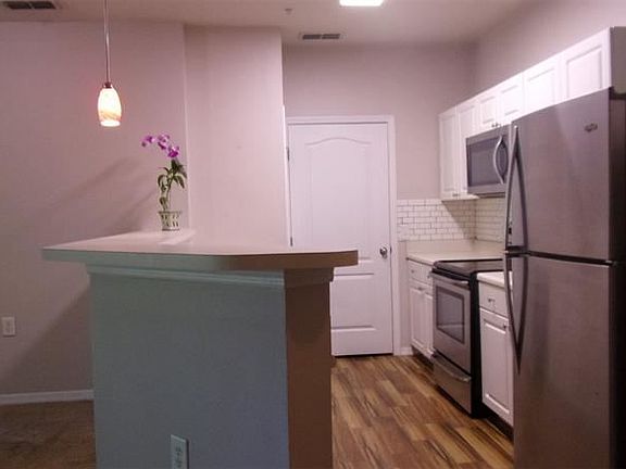 3rd image of 1600 Villa Capri Cir APT 217