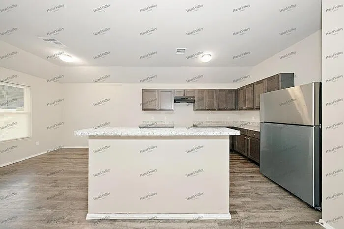 4 bed, 2.0 bath, 1823 sqft, $1,815 — Photo 4