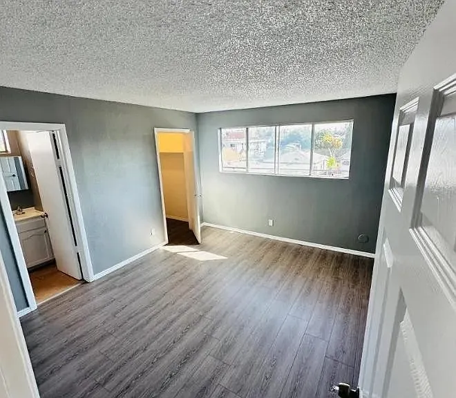 616 W 75th St #6 — Photo 4
