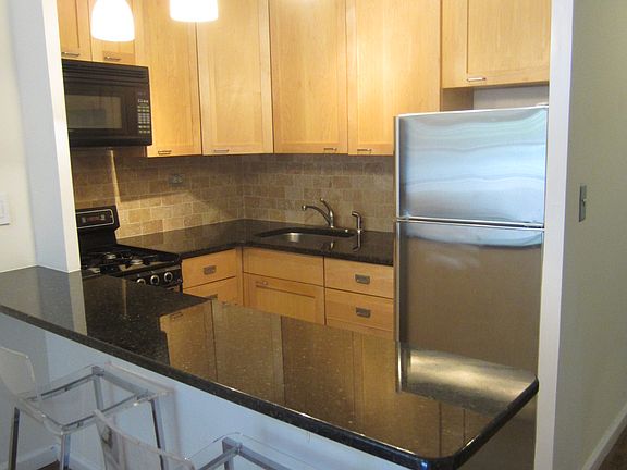 3rd image of 210 E 15th St APT 6J