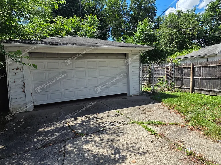 2944 Ewald Cir — Photo 3