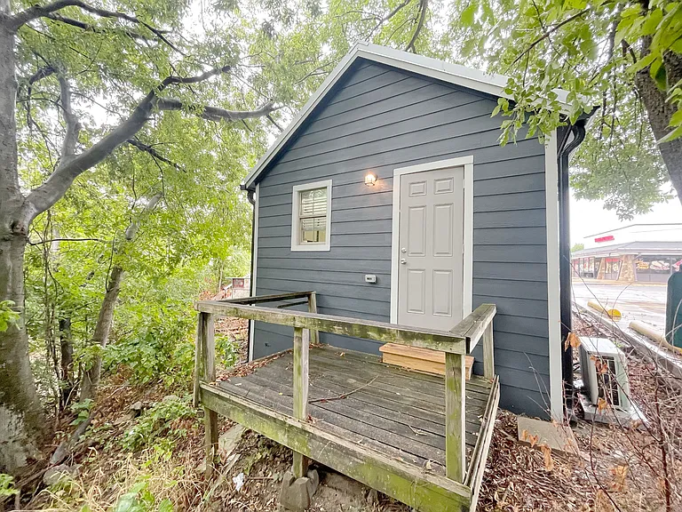 701 W Houston St — Photo 7