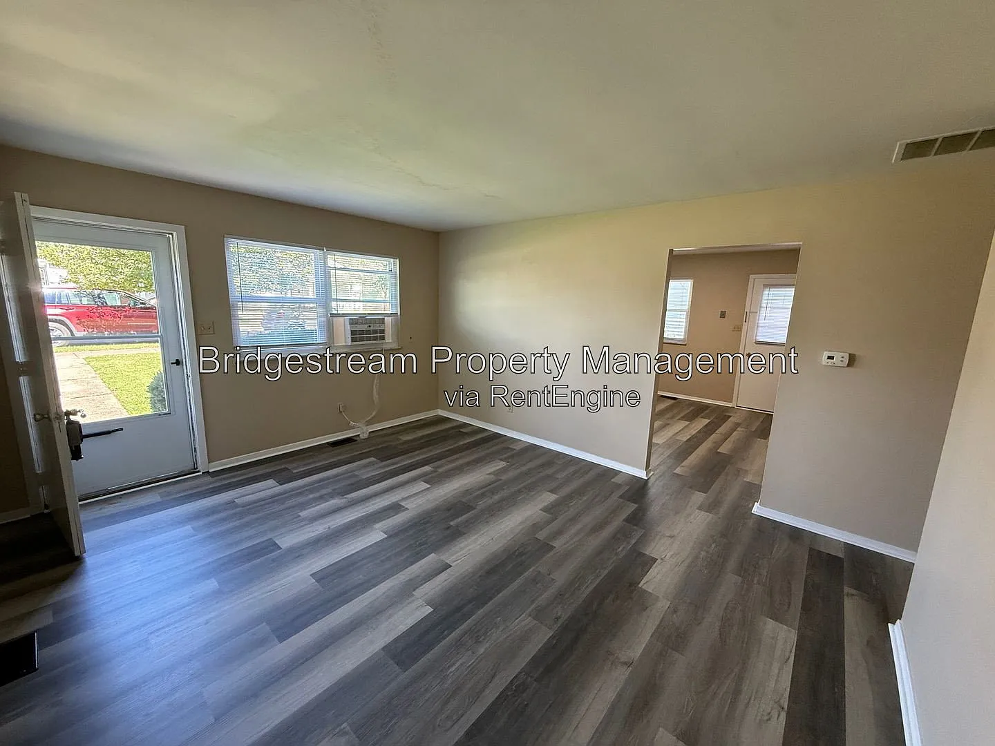 2 bed, 1.0 bath, 832 sqft, $895 — Photo 2