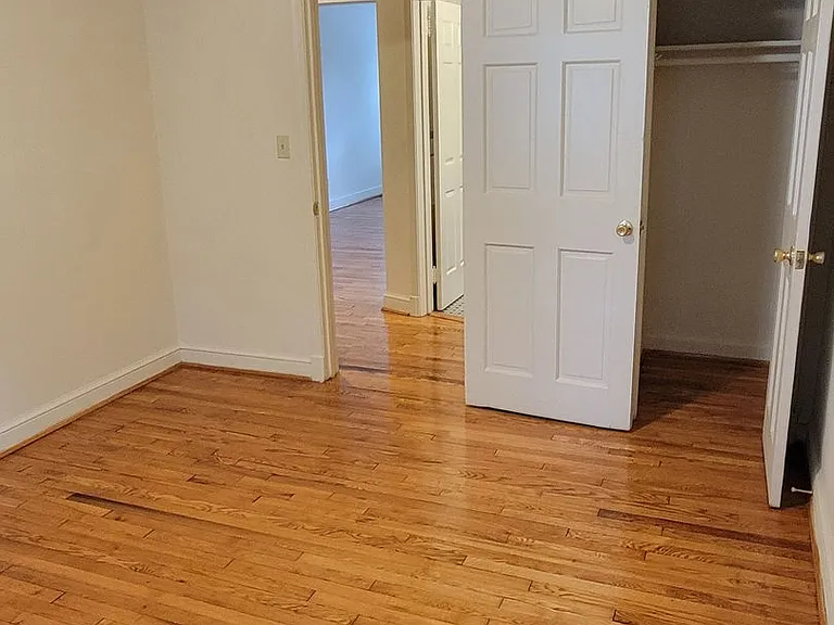 Glendale Apartments — Photo 22