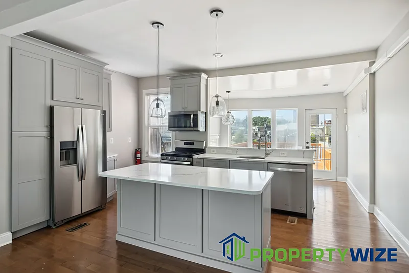 2 bed, 2.0 bath, 2656 sqft, $2,324 — Photo 2