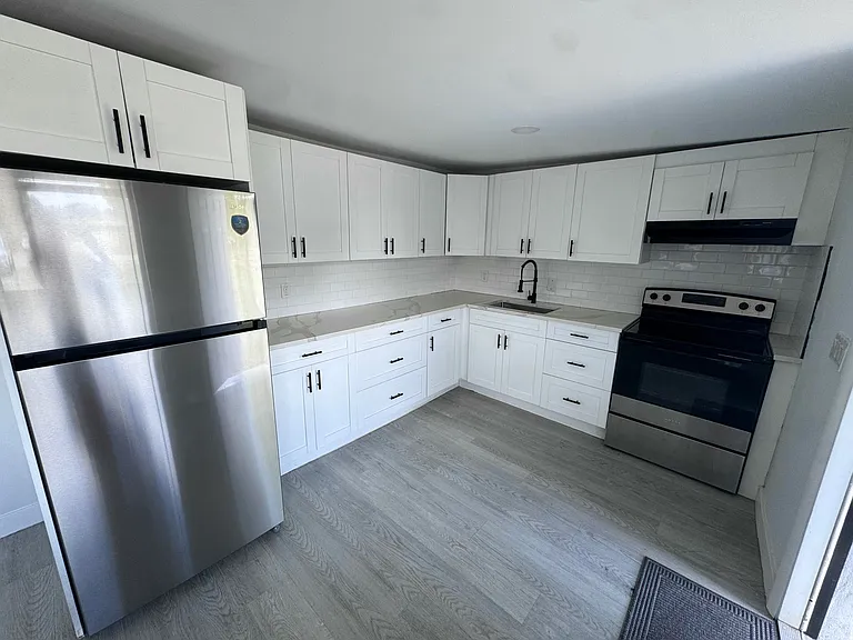 137 SW 9th Ave — Photo 3