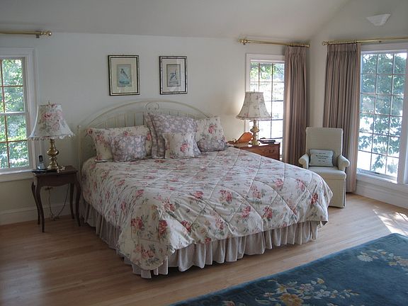 Master Bedroom : Cathedral Ceiling