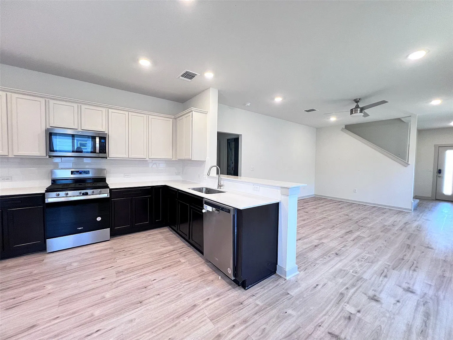 4 bed, 2.5 bath, 2189 sqft, $2,300 — Photo 3