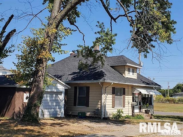 2nd image of 300 W Pecan St