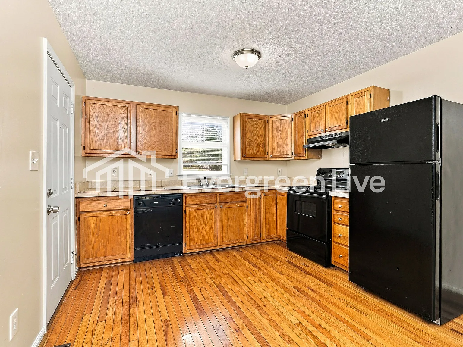 3 bed, 2.0 bath, 1133 sqft, $1,545 — Photo 3