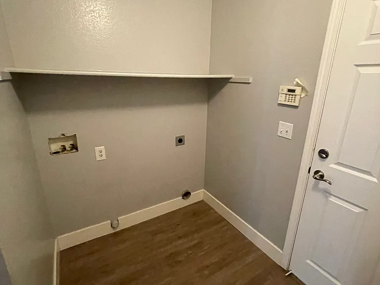 9361 Castleview Dr — Photo 26
