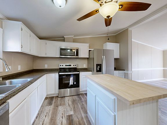 3rd image of 112 Whispering Oak Dr