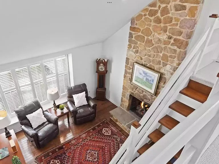 684 Wetherby Ln — Photo 2