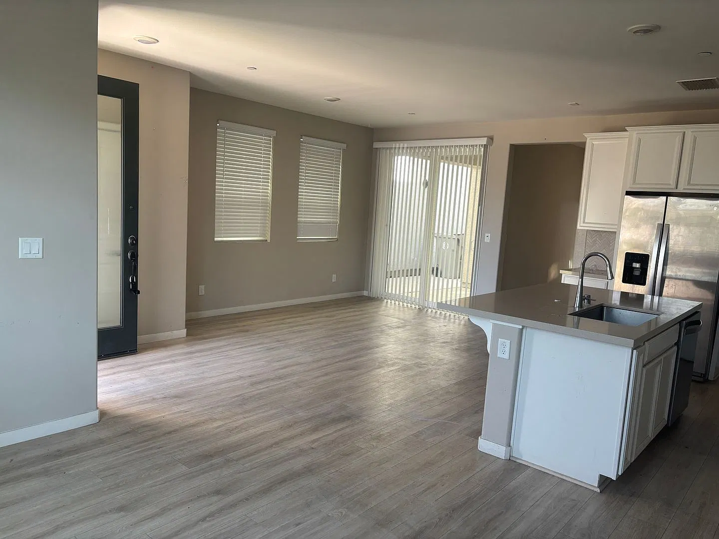Large Natomas 3/2.5 Beauty. Please reference full ad for viewings. — Photo 4