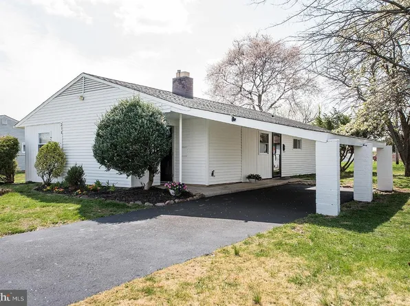 238 Willow Dr, Levittown, PA 19054