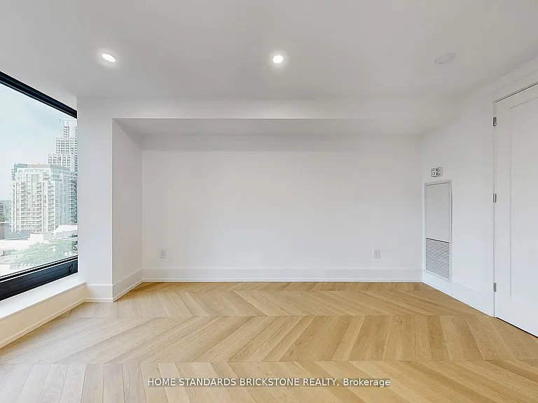 110 Bloor St W #1009 — Photo 28