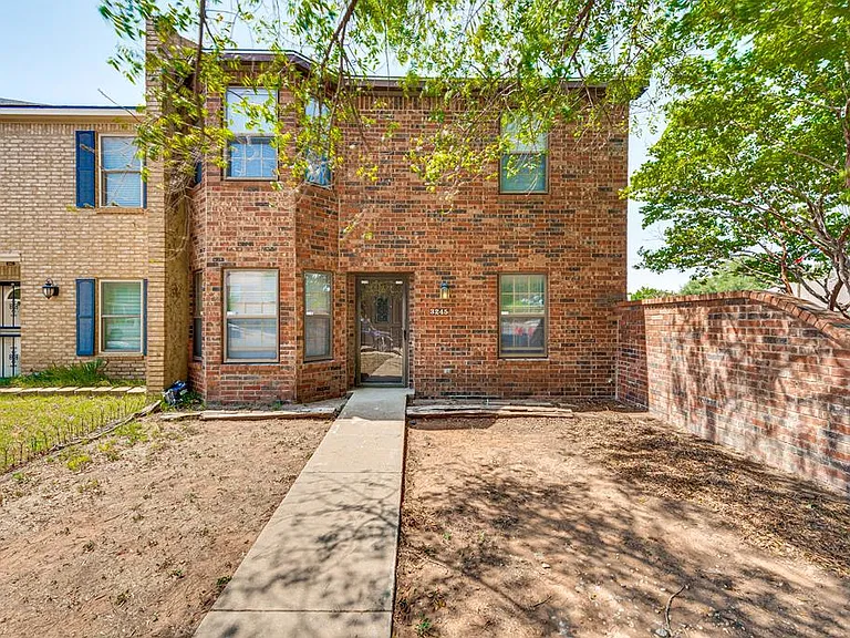 3245 Preston Dr — Photo 1