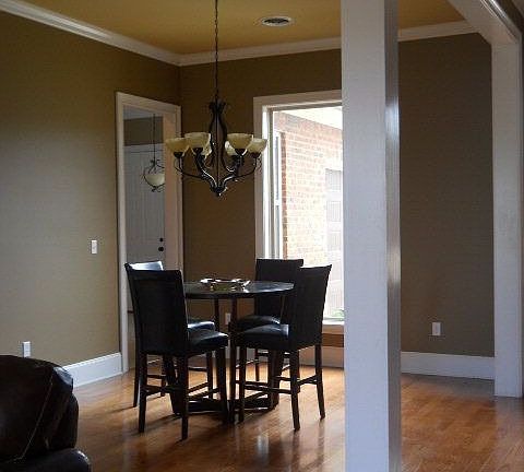 3rd image of 351 Windsor Dr N