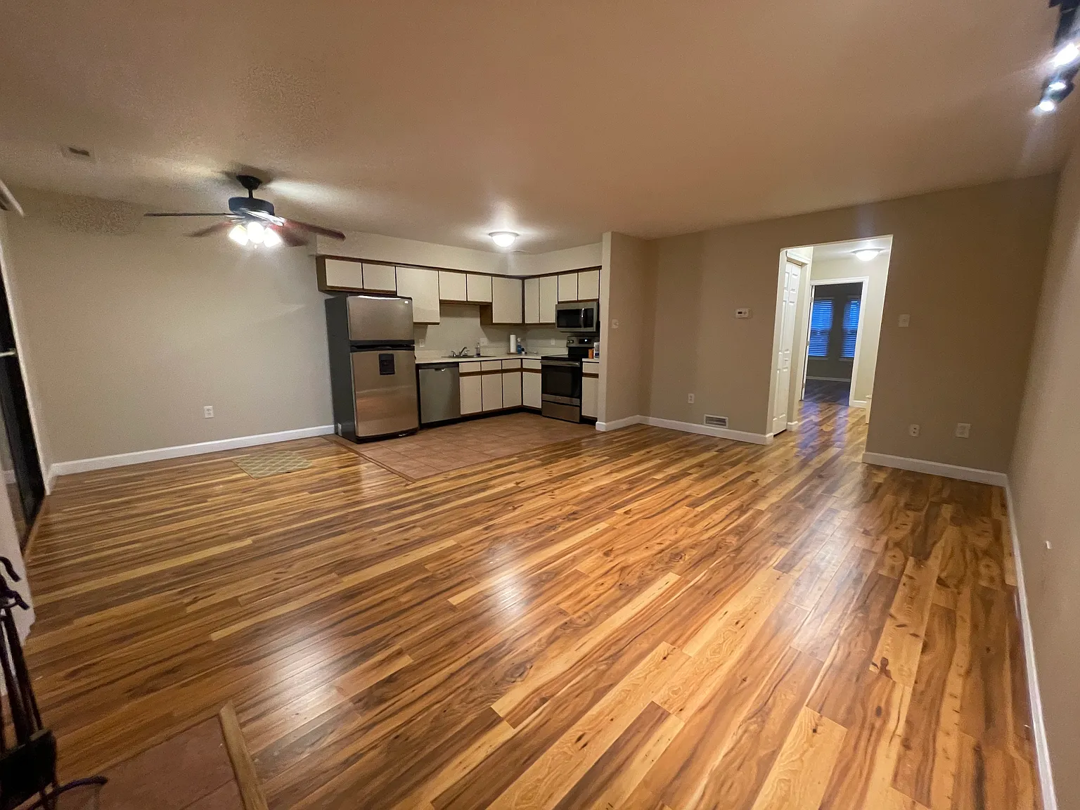 1 bed, 780 sqft, $1,900 — Photo 3