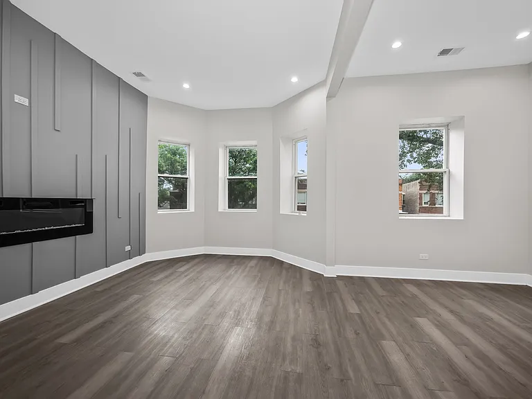 6547 S Saint Lawrence Ave — Photo 2