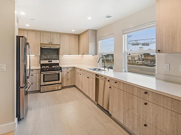 3rd image of 439-441 Harvey Way