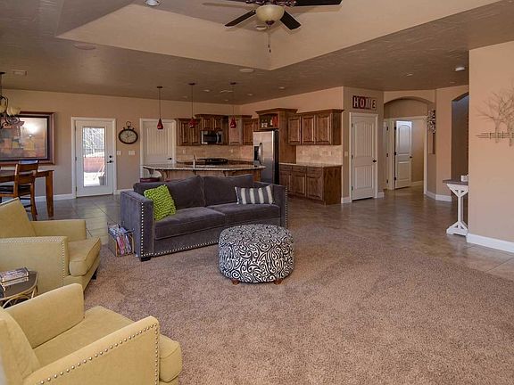 3rd image of 1105 N Catalpa Dr