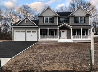 2 Ivory St, Lake Grove, NY 11755