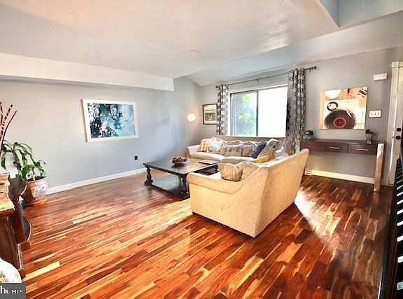 4th image of 8 Cedar Creek Ct