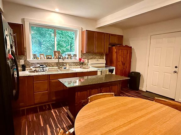 3rd image of 40 Eddy St