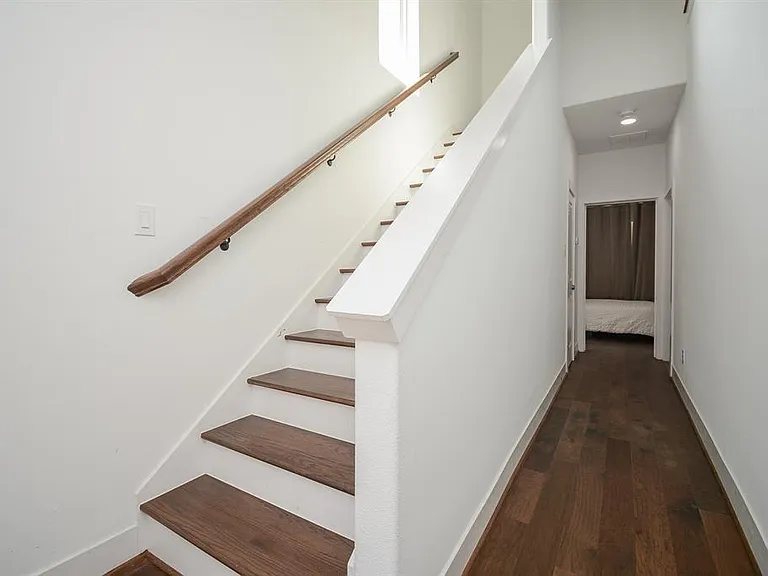 2620 McIlhenny St — Photo 3