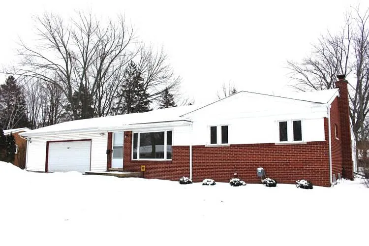 602 Capitol Dr photo 1