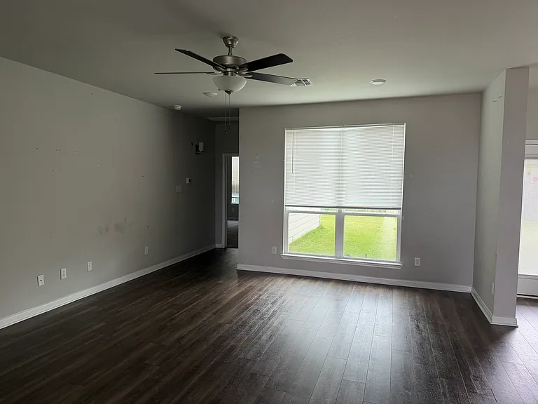717 Hollyhock Dr — Photo 4