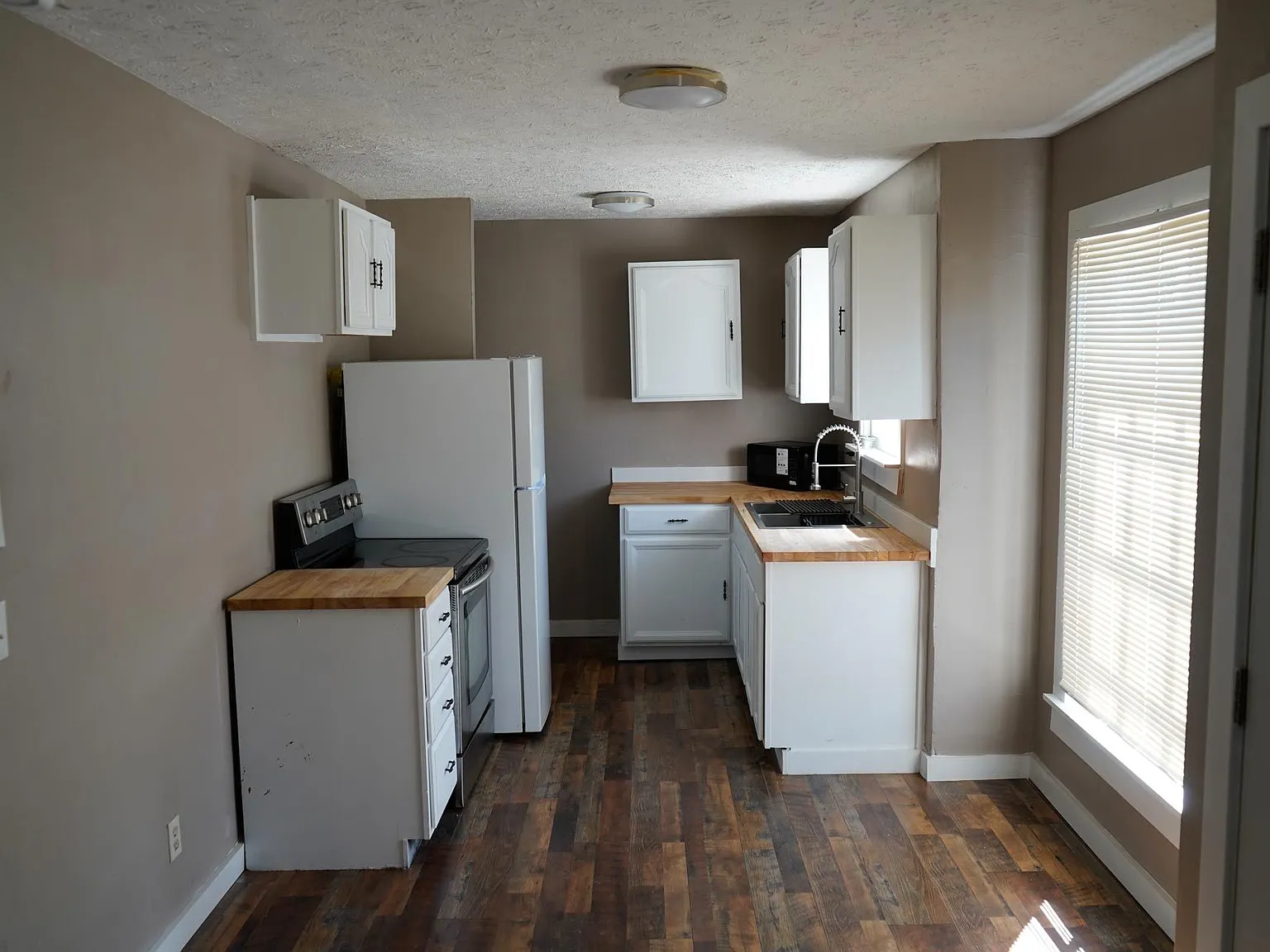 Charming 2-Bed Bungalow with Large Front & Back Yards — Photo 2